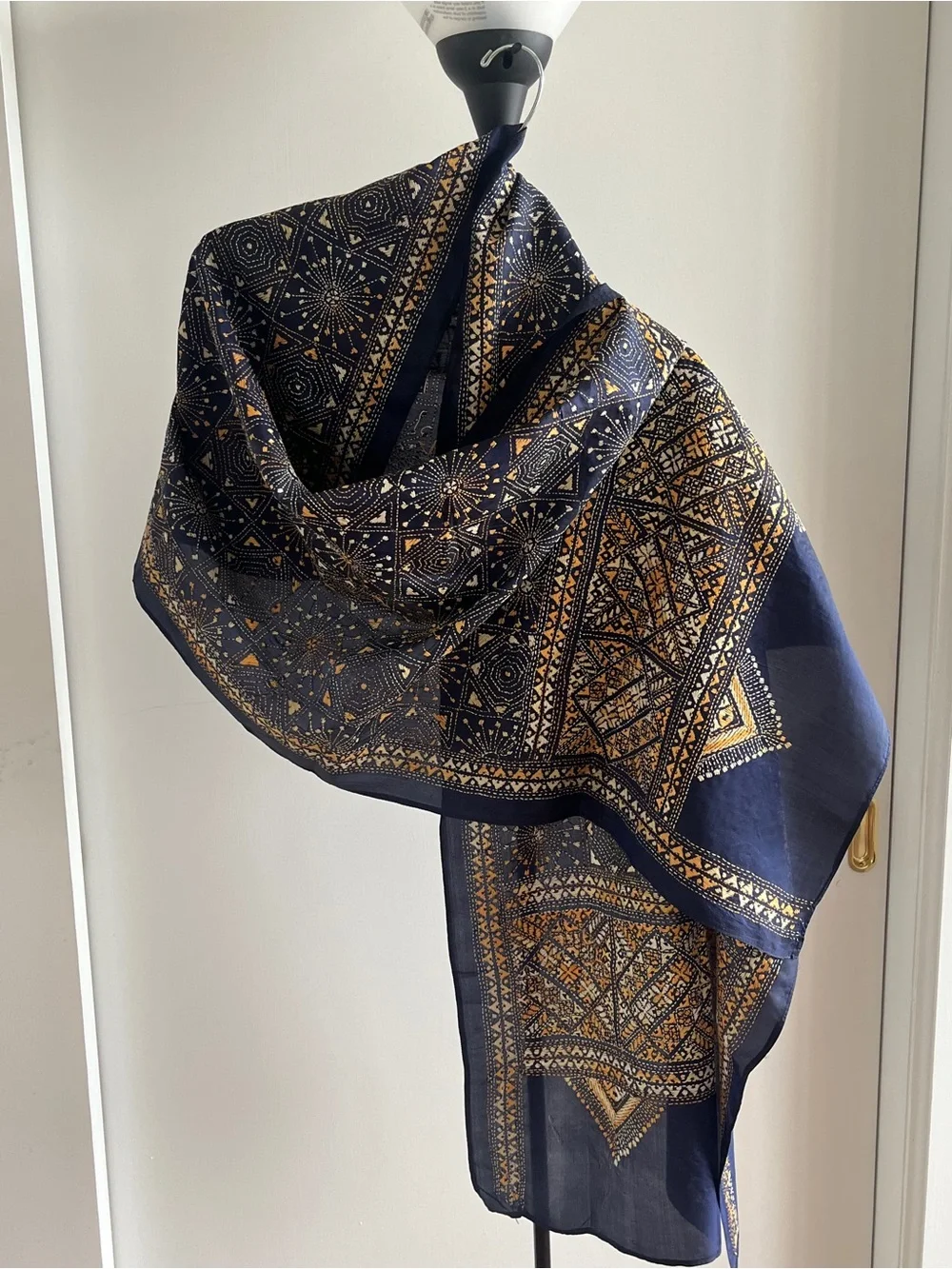 NEW HEIRLOOM STOLE SCARF SHAWL HAND EMBROIDERED KANTHA NAVY BLUE  & BEIGE  SILK